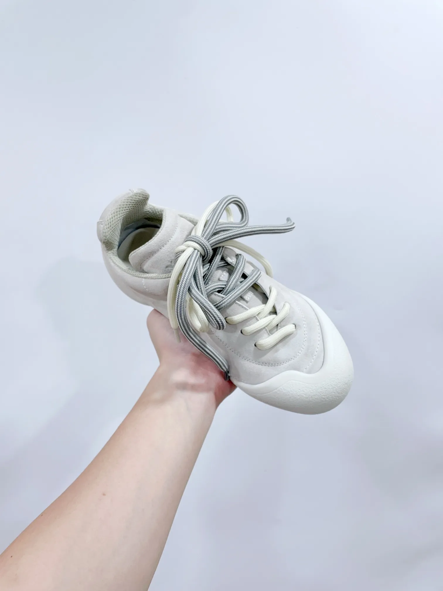 👟👟Ex-factory price 620👟👟 *✅MCQUEEN/Alexander McQueen 24/The latest Flexion series of autumn and winter retro casual sneakers. Original purchase, development and production. This Flexion Off white tone grain leather low-top sneaker uses laces of different sizes and is matched with a lightweight segmented sole inspired by anatomy. The reverse skull pattern is embossed on the heel. Fabric: Original custom imported first-layer cowhide. Lining: Custom imported breathable mesh lining. Sole: Original molded non-slip TPU material. Sole thickness: 2CM. 𝙎𝙞𝙯𝙚: 35-40 women / 39-45 men (customized for 40 women and 45 men) 𝙋𝙧𝙞𝙘𝙚(Men’s size +10) Extremely cost-effective factory price, no negotiation